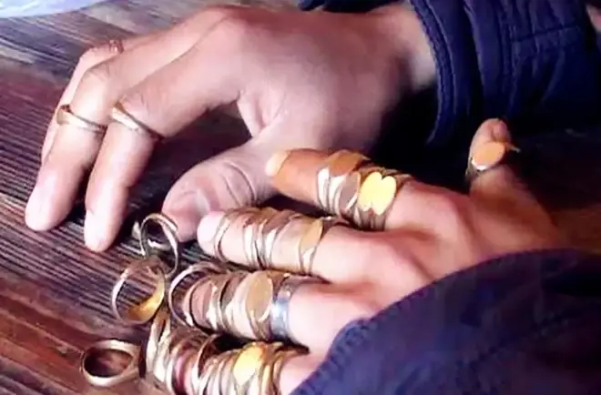 ครอบครัวยากจนที่สุดในหมู่บ้าน จู่ ๆ สวมแหวนทองเต็มมือ ตำรวจและผู้เชี่ยวชาญเข้าตรวจสอบ ก่