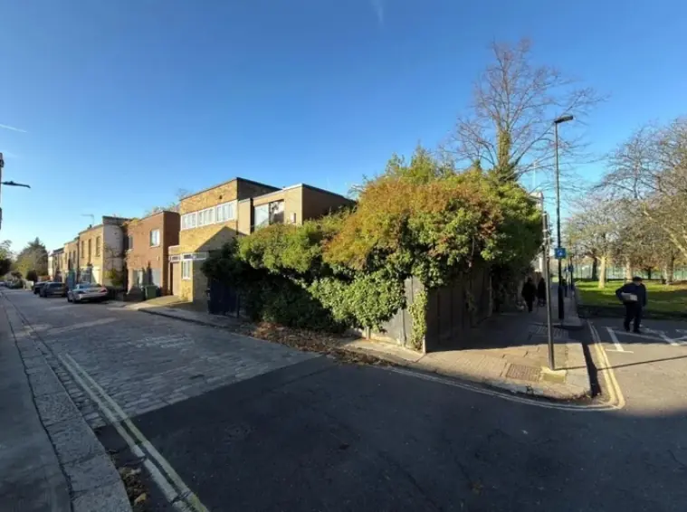 แทบไม่มีใครคาดคิดว่าภายในบ้านเก่าโทรมหลังนี้จะมีมูลค่าจนทำให้หลายคนถึงกับตะลึง