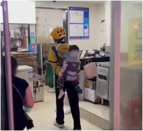 ภาพถ่ายที่ทำให้โซเชียลเงียบงัน: การต่อสู้อันเงียบงันที่อยู่เบื้องหลังหญิงผู้ทำงานส่งขอ