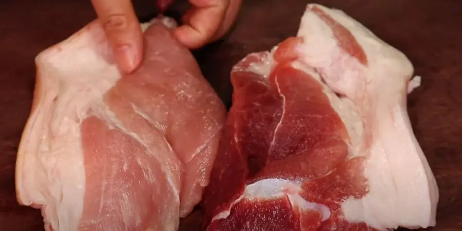 ควรเลือกซื้อเนื้อหมูสีเข้มหรือสีอ่อน? วิธีเลือกเนื้อหมูสด อร่อย และไม่ใช่เนื้อ “อุ้มน้ำ”