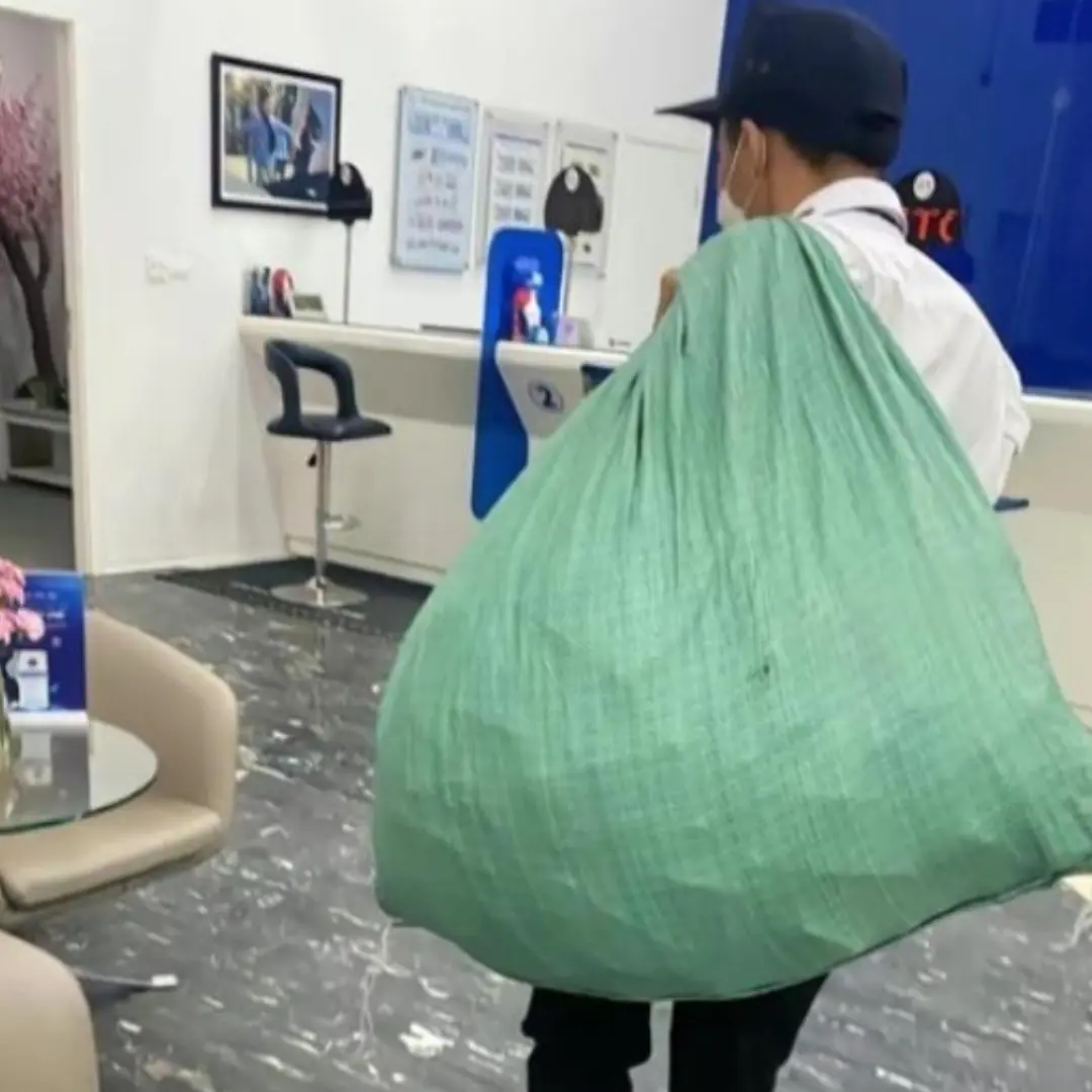 หนุ่มขนเงินสดมาฝาก จนท.แบงก์ ต้องเปิดห้อง VIP ช่วยกันนับทั้งบ่าย ก่อนเผยยอดสุทธิ