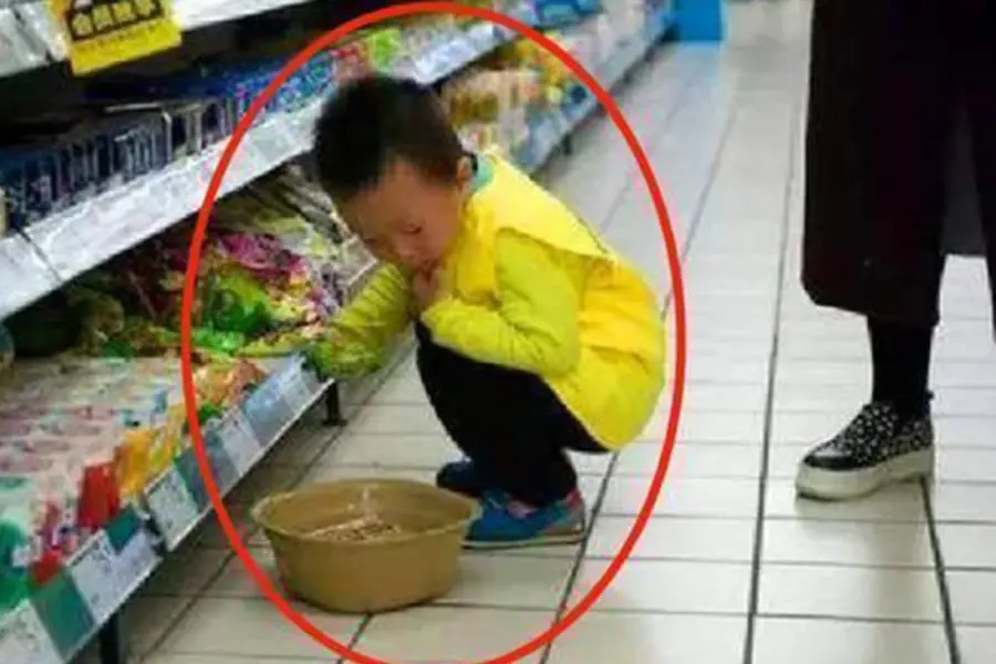 เด็กชายวัย 5 ขวบร้องไห้หนัก หลังพนักงานกล่าวหาว่าเป็นขโมย แถมจะขอตรวจค้นกลางห้าง แม่ตอบกล