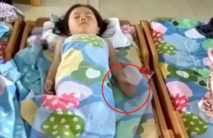 ครูส่งให้ดู ลูกสาว 2 ขวบ "นอนกลางวัน" ขยับมือแปลกๆ แม่เห็นแล้วรู้ทันทีทำอะไร ร้องไห้เลย...