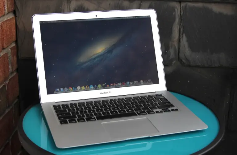 ผู้ใช้ MacBook มากกว่า 90% ไม่รู้หน้าที่ของรูเล็ก ๆ 2 รูที่อยู่ด้านซ้ายของเครื่อง