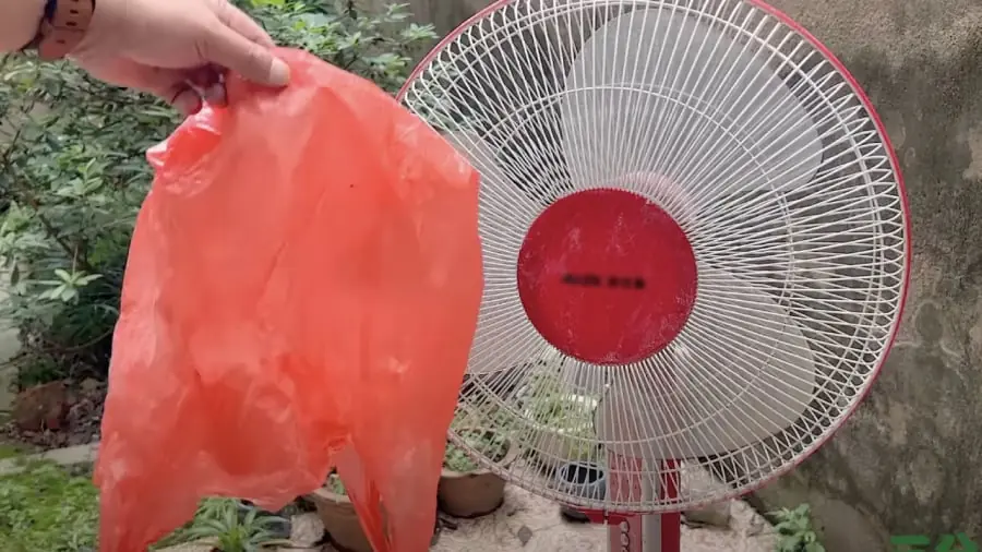 เคล็ดลับทำความสะอาดพัดลมโดยไม่ต้องถอดชิ้นส่วน เพียงใช้ถุงพลาสติกใบเดียว พัดลมก็สะอาดเห