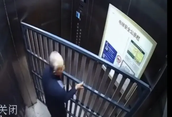 กลับไม่ได้ไปไม่ถึง! ลุงยกแผงเหล็กเข้าลิฟต์ กลายเป็นกรงขังตัวเอง เพื่อนบ้านซวยด้วย