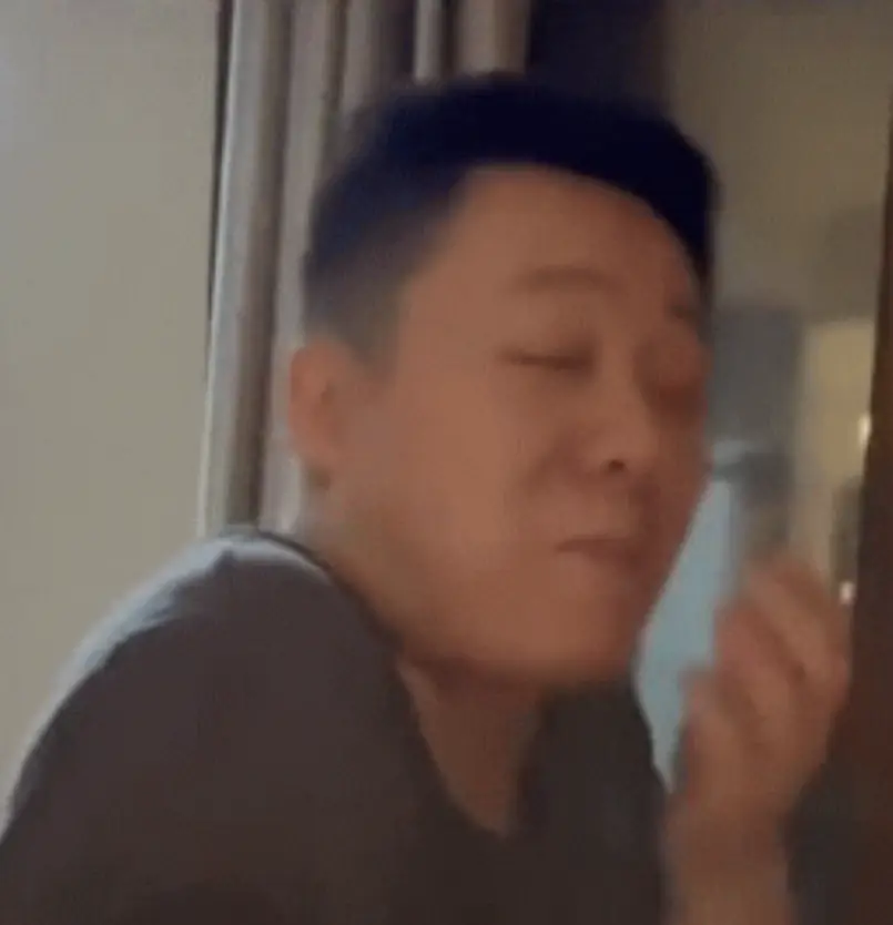 เมียเอะใจ สามีลุกไปไหนทุกคืน แกล้งหลับแล้วตามไป เห็นสิ่งที่ "แอบกิน" แทบไม่เชื่อสายตา!