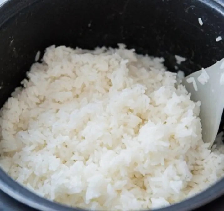 ข้าวเหลือในหม้อหุง ควรกินต่อหรือควรทิ้ง? คำตอบอาจทำหลายคนตกใจ