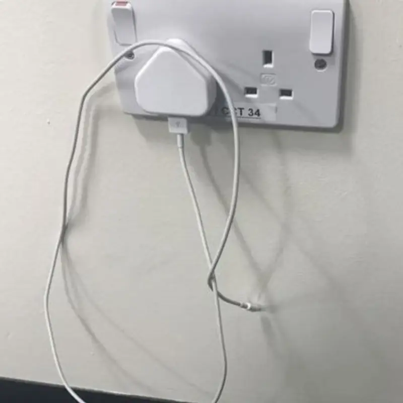 อย่าปล่อยสายชาร์จเสียบทิ้งไว้โดยไม่มีมือถือ! 4 ความเสี่ยงที่หลายคนไม่รู้