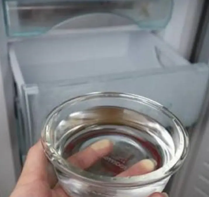 เคล็ดลับง่ายๆ ที่หลายบ้านมองข้าม ใส่ถ้วยน้ำในตู้เย็น ได้ประโยชน์เพียบ ช่วยประหยัดค่าไฟ
