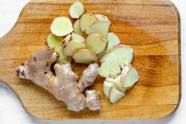 เข้าครัวหยิบขิงมา 1 หัวเดี๋ยวนี้! กินขิง 3 วิธีนี้ ช่วยกระตุ้นให้เซลล์ม.ะเ.ร็.ง “ฆ่.าตั.วเ.อง” เ