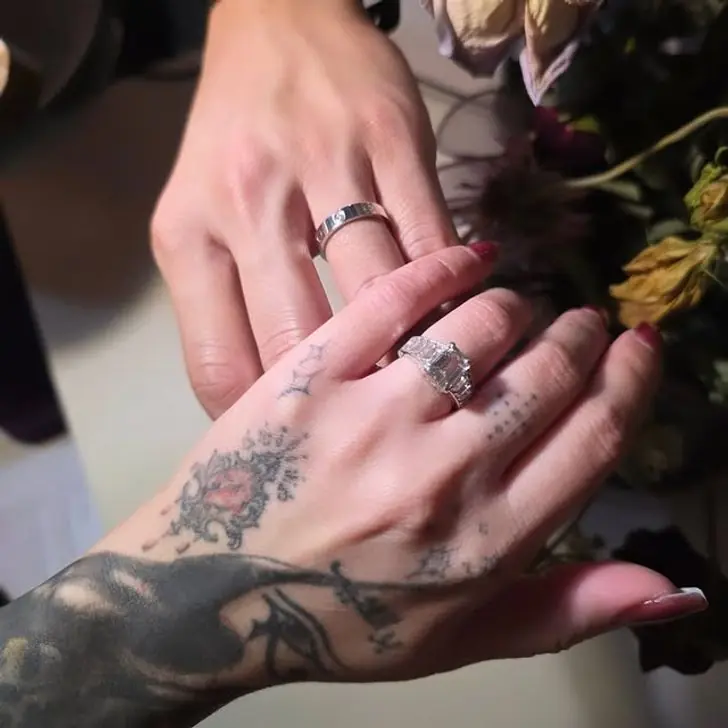 "บุ๋ม ปนัดดา" คอมเมนต์ยินดีนักร้องสาว โพสต์ภาพแหวนคู่หรือจะประกาศข่าวดี