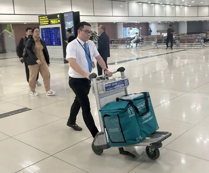 เที่ยวบินถูกเลื่อนเวลา เพื่อรอ 6 ผู้โดยสารพิเศษ พอรู้ว่าเป็นใคร คนทั้งลำเต็มใจล่าช้า