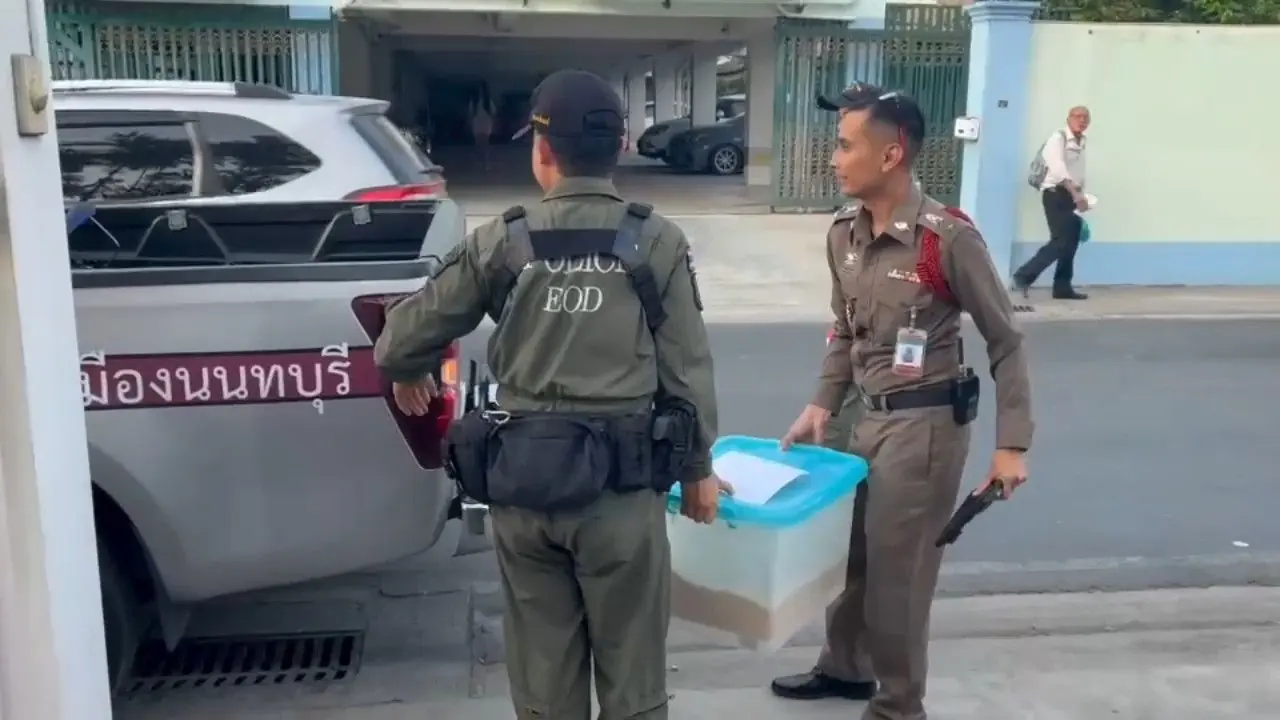 รีโนเวทบ้านแทบช็อก! ลูกสาวเห็นของที่อยู่ใต้เตียงพ่อ นอนทับมานานกว่า 10 ปี