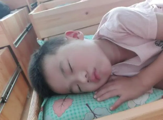 ลูกขอเข้านอนทุกคืน 3 ทุ่ม พ่อแม่เปิดกล้องดู ก่อนยื่นเงินแม่บ้านกว่า 1 แสนบาททันที
