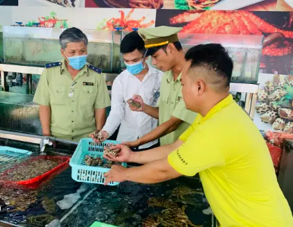 เกิดอะไรขึ้น? หนุ่มเข้าไปซื้อกุ้ง 5 กก. ผ่านมา 10 นาที "ต้องปิดตลาด" ร้านโดนปรับเป็นล้าน!!