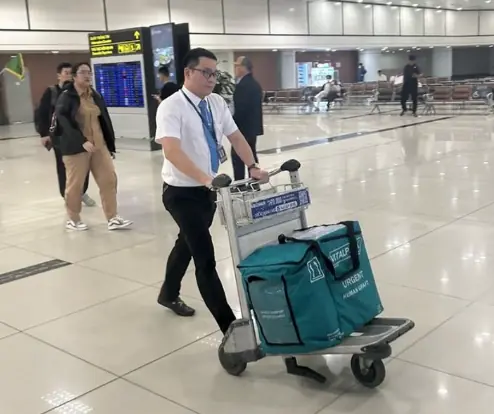 เที่ยวบินถูกเลื่อนเวลา เพื่อรอ 6 ผู้โดยสารพิเศษ พอรู้ว่าเป็นใคร คนทั้งลำเต็มใจล่าช้า