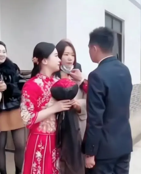 เจ้าบ่าวเก็บทรงไม่อยู่ จู่ๆ ดึงแมสก์แขกในงานลง เฉลยว่าเป็นใครสงสารเจ้าสาวเลย...