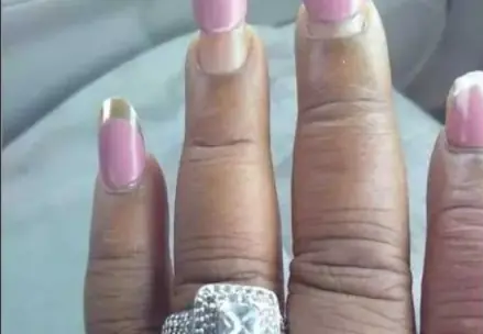 อุ๊ย!! ว่าที่เจ้าสาวอวดแหวนเพชรเม็ดโต แต่ชาวเน็ตช็อตฟิล ละสายตาจาก "เล็บ" ไม่ได้จริงๆ