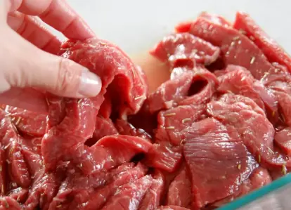 เนื้อวัวเหนียว อย่าหมักด้วยเกลือเพราะจะยิ่งเหนียว หมักด้วยสิ่งนี้แล้วเนื้อจะนุ่มละลาย ผ