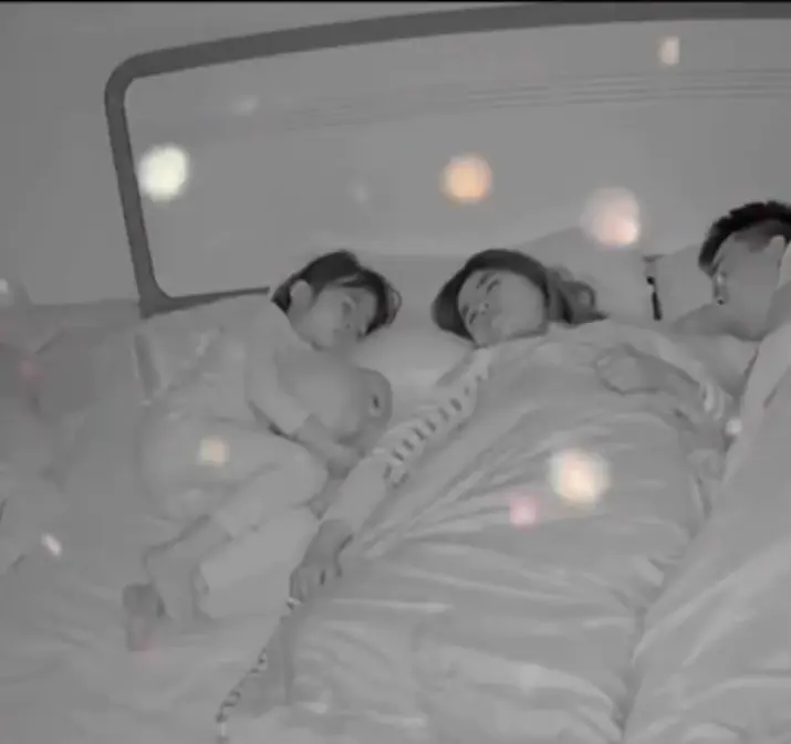 ลูกสาว 6 ขวบ นอนคนเดียวแต่บ่นตลอดว่า "เตียงแคบ" เอะใจเช็กกล้องวงจรปิด แม่ปล่อยโฮ!