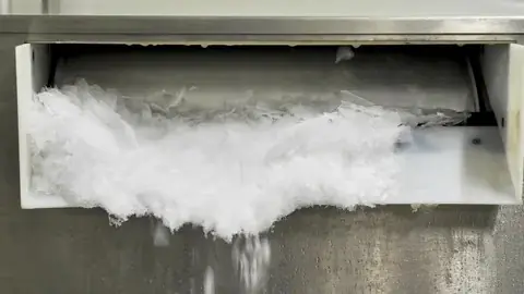 ตู้เย็นน้ำแข็งเกาะหนา? เผยเคล็ดลับ “ละลายน้ำแข็งไว 15 นาที” แบบไม่ต้องง้อช่าง