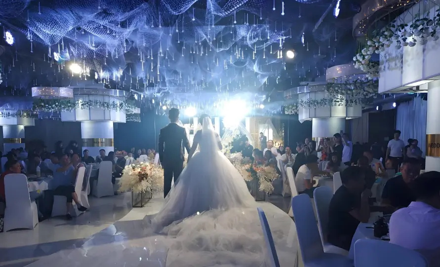 ไปงานแต่งเพื่อนสมัยมหาวิทยาลัย ฉันบังเอิญได้เจอใครบางคนอีกครั้ง แค่สบตากันครั้งเดียว ฉั