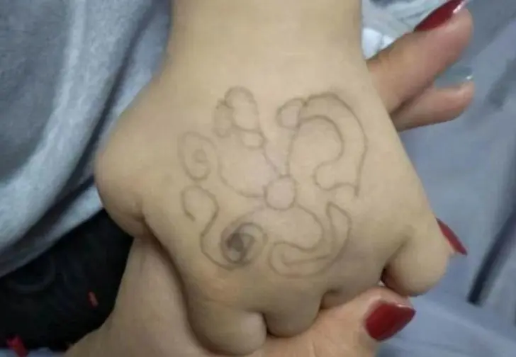 เห็นลายปริศนาบนมือลูก อวด "ครู" วาดให้ แม่ตงิดใจแจ้งตำรวจ จับแก๊งลักเด็กในคราบครู