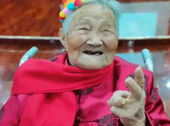 ความลับจากคุณยายวัย 102 ปี: เปิดตู้เย็นเช็กด่วน! 5 อาหารอันตรายที่บั่นทอนสุขภาพตับโดยไม่รู้ต