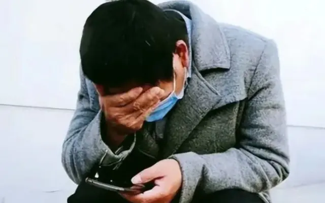 ชายคนหนึ่งเก็บเงินได้ประมาณ 28,000 บาท และนำไปคืน แต่เจ้าของยืนยันว่าทำเงินหายถึง 105,000 บาท