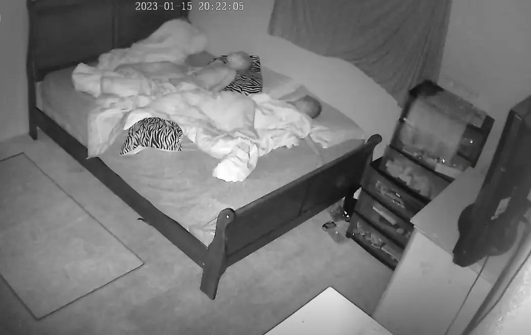 ลูกเล่นเสียงดังดึกๆ ไม่ยอมนอน แม่จะเข้าไปดุ กลับเจอหลับสนิท เปิดกล้องดูปุ๊บขนลุกเลย!