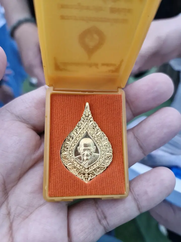 "บุ๋ม ปนัดดา" เข้ากราบ "หลวงปู่ศิลา" แอบบอกตัวเลขสามตัวหลังเหรียญที่ได้