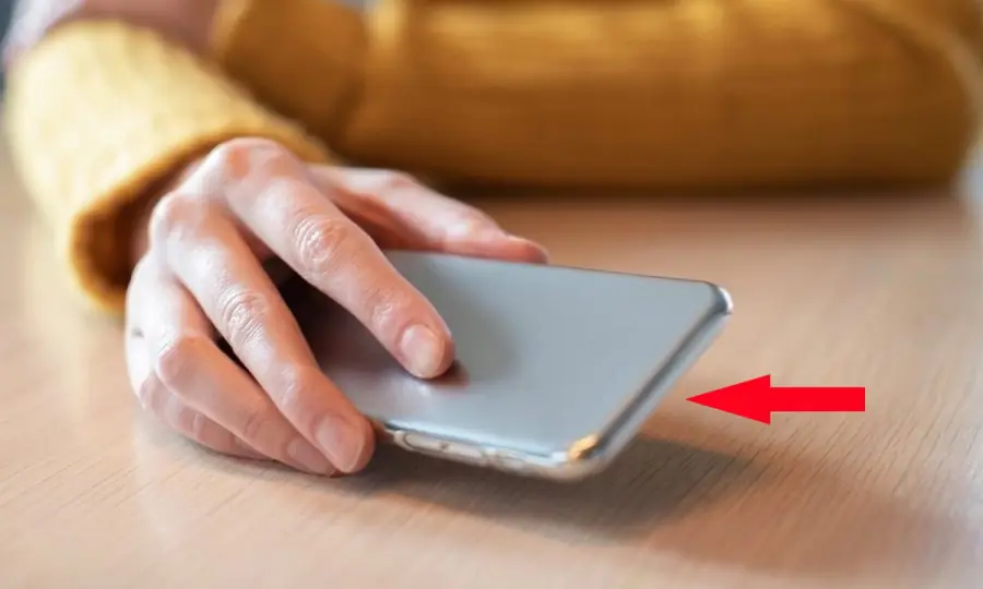 ทำไมคุณควรวางโทรศัพท์คว่ำหน้าลงบนโต๊ะ: คนฉลาดมักทำแบบนี้