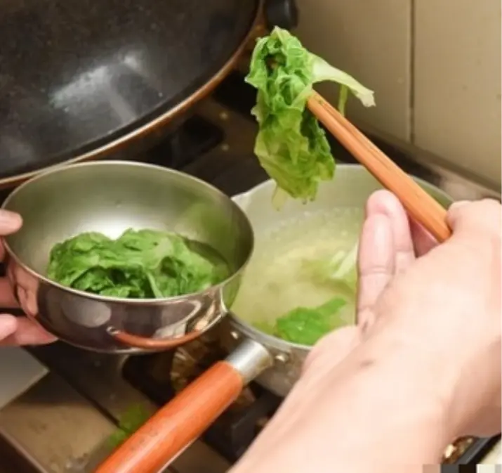 สาววัย 25 ปีเกิดภาวะเนื้อต.า.ยที่ตั.บอ่อน เพราะกินผักต้มด้วยวิธีนี้