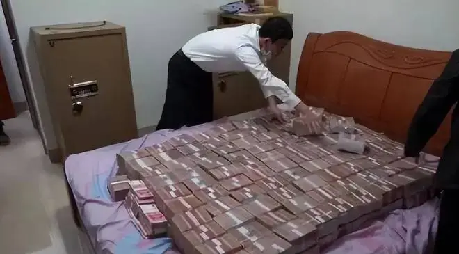 ไม่เชื่อใจธนาคาร ยายซ่อนเงินสด 8 ล้านในบ้าน รู้ตัวอีกทีหายเกลี้ยง เห็นที่ซ่อน ตร.ยังกุมหัว