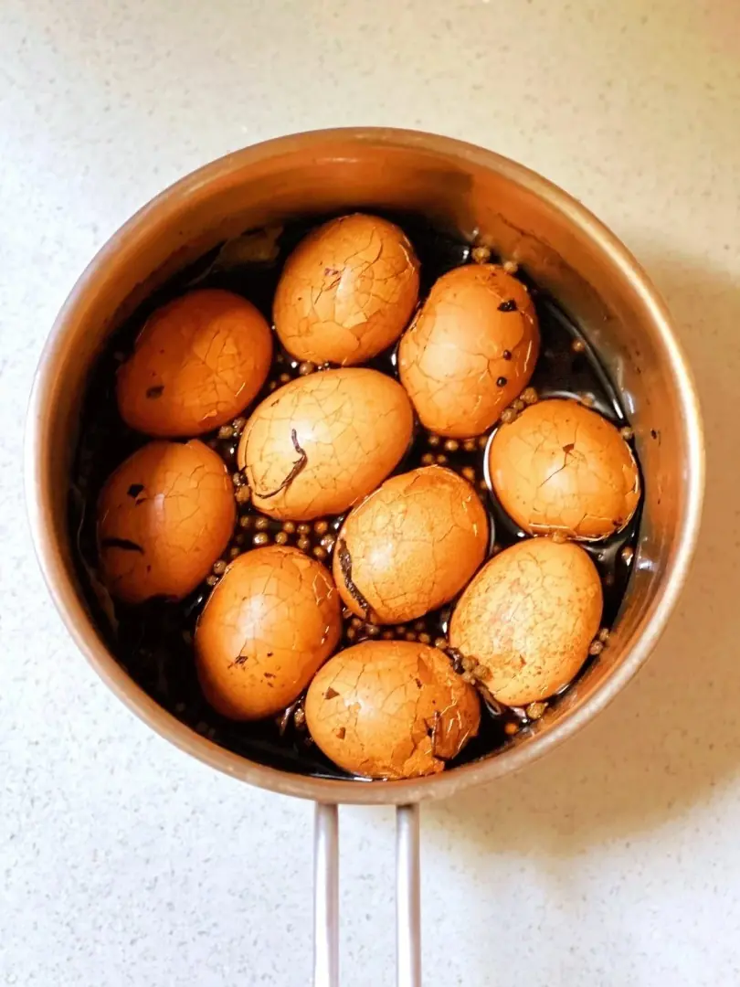 ไม่ใช่แค่ต้ม! แต่เติม “สิ่งนี้” ไข่ธรรมดาๆ อร่อยขึ้นทันที หอม-นุ่ม-เข้ม จนคนแห่ขอสูตร