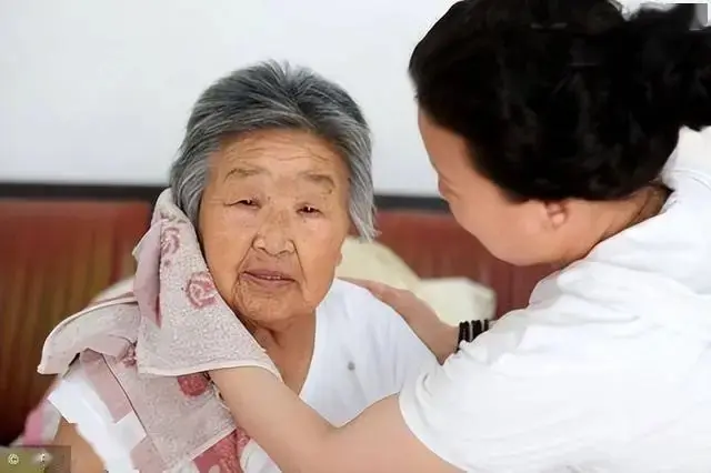 ล้างหน้าตอนเช้าและเย็นผิดหรือไม่? แพ.ทย์แนะนำ: หลั.งอ.ายุ 60 ปี ควรป.รับ 3 นิสัยการล้างหน้า