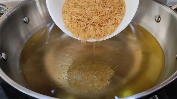 วิธีหุงข้าวแบบแปลก แต่ได้รสชาติอร่อยเกินคาด