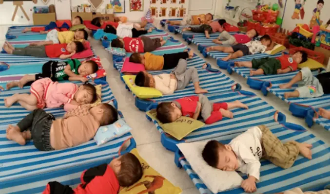 ครูส่งรูปเด็ก "นอนกลางวัน" เข้าแชทกลุ่ม ก่อนรีบลบใน 10 วิ แต่แม่ๆ เห็นแล้วเอ๊ะ เซฟไว้ทัน!