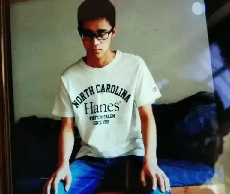 นักศึกษาชายอนาคตไกลเสียชีวิตกะทันหันในวัย 24 ปี พ่อเปิดดูบัตร ATM 5 ใบที่ลูกทิ้งไว้ แล้วทรุดล