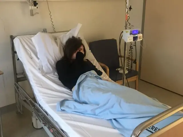 นักศึกษาหญิงวัย 20 ปี จำเป็นต้องตัดมดลูกเพื่อ “รักษาชีวิต” แพทย์เตือน: 5 สัญญาณมะเร็งกำลังลุ