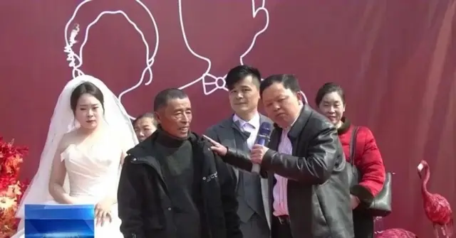 พ่อเจ้าสาวคืนค่าสิน.สอดกลางงานแต่ง เจ้าบ่าวนำเงินไปทำสิ่งหนึ่งที่ทำให้หลายคนประหลาดใจ