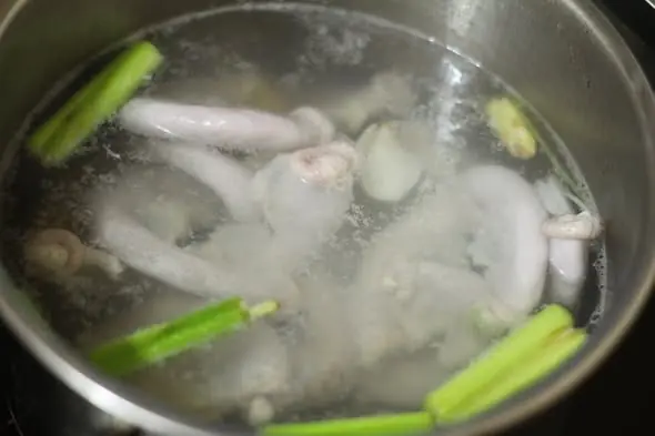 เคล็ดลับล้างไส้หมูให้ขาวจั๊ว ไร้กลิ่นคาว กรอบเด้งเหมือนมืออาชีพ