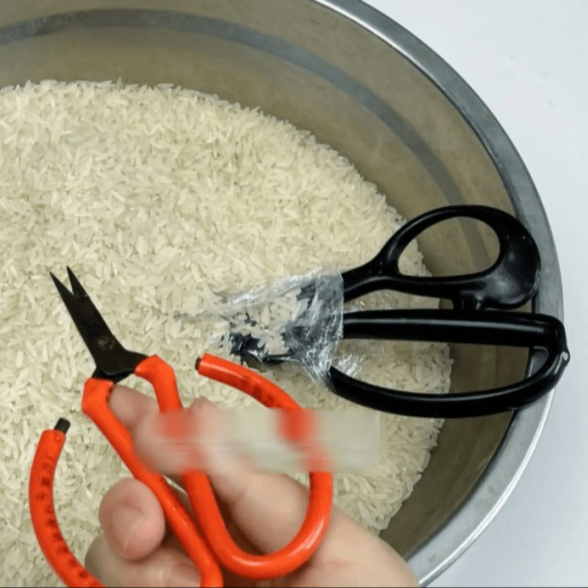 แค่ “ปักกรรไกรลงในข้าว” ก็แก้ปัญหานี้ได้ทันที!