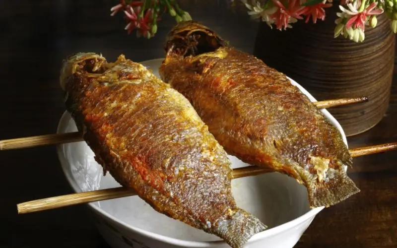 ทอดปลาให้กรอบนอก นุ่มใน หนังไม่หลุด ไม่กระเด็นน้ำมัน ต้องมีเคล็ดลับ