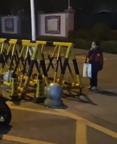 หัวข้อ: หนุ่มพาสุนัขเดินเล่นตอนตี 3 เจอเด็กชายยืนหน้าโรงเรียนคนเดียว รู้เหตุผลแล้วจุกใจ