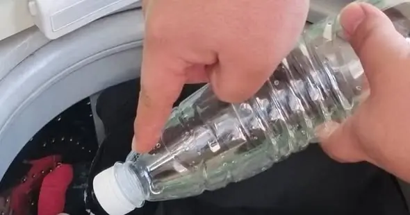 ซักผ้าไม่พันกันด้วยขวดน้ำ เคล็ดลับอัจฉริยะที่แม่บ้านต้องรู้