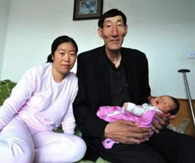 อึ้งทั้ง รพ.! "ชายร่างยักษ์" ฝืนคำหมอมีลูก ผ่านไป 18 ปี เห็นภาพลูกชายแล้วน้ำตาซึม