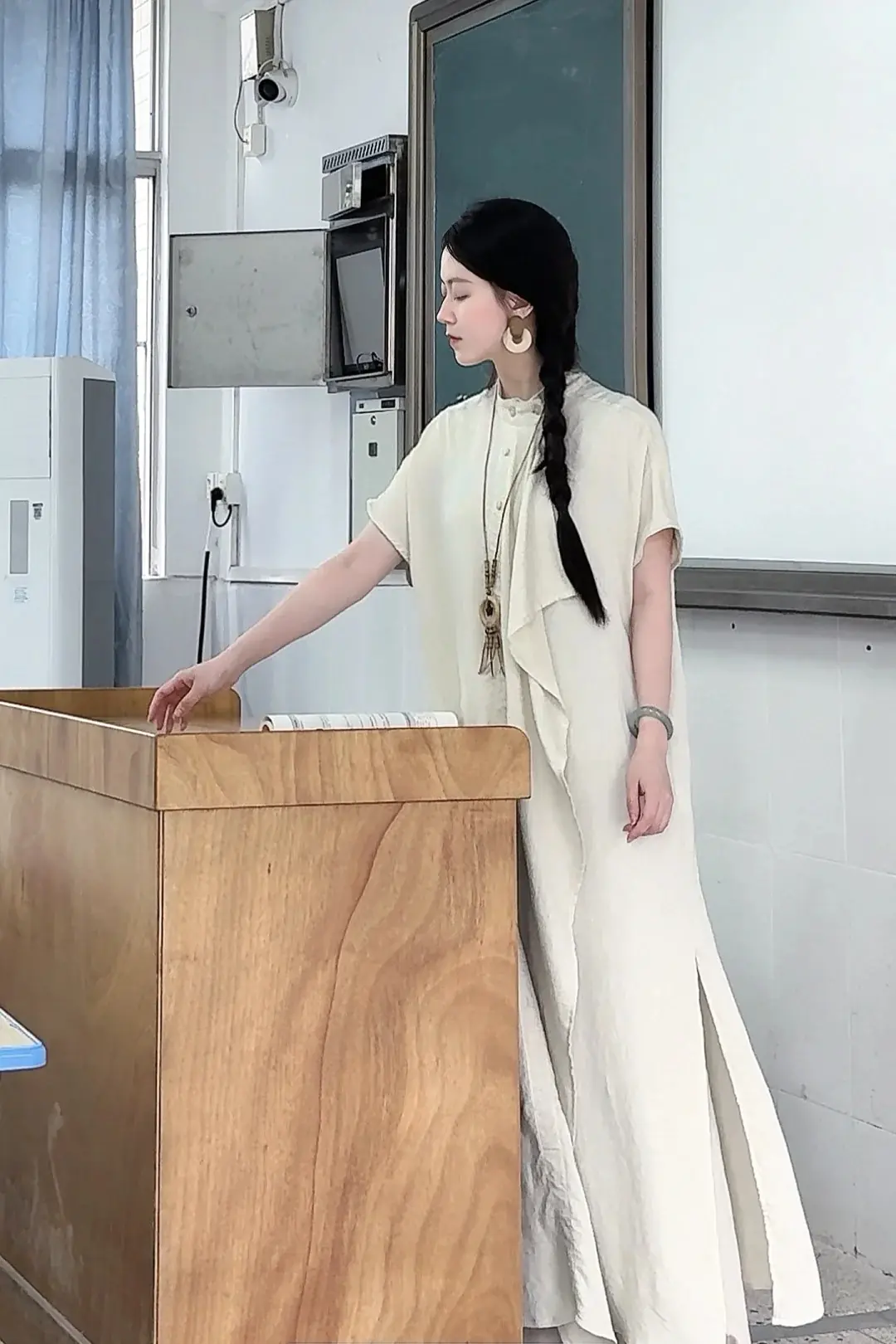 ดราม่าอะไรกัน? เปิดภาพชัดๆ ครูสาวฮอตที่สุดใน TikTok แฟชั่นสุดปังจนโดนทัวร์ลง