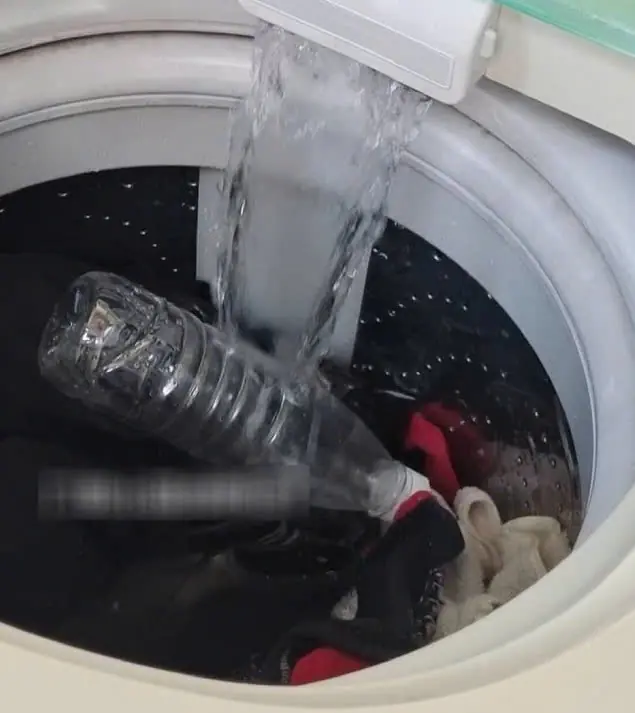 การใส่ขวดพลาสติกเปล่าลงในเครื่องซักผ้า – ต้องยอมรับว่าคนที่คิดค้นวิธีนี้ขึ้นมามีไอคิวส